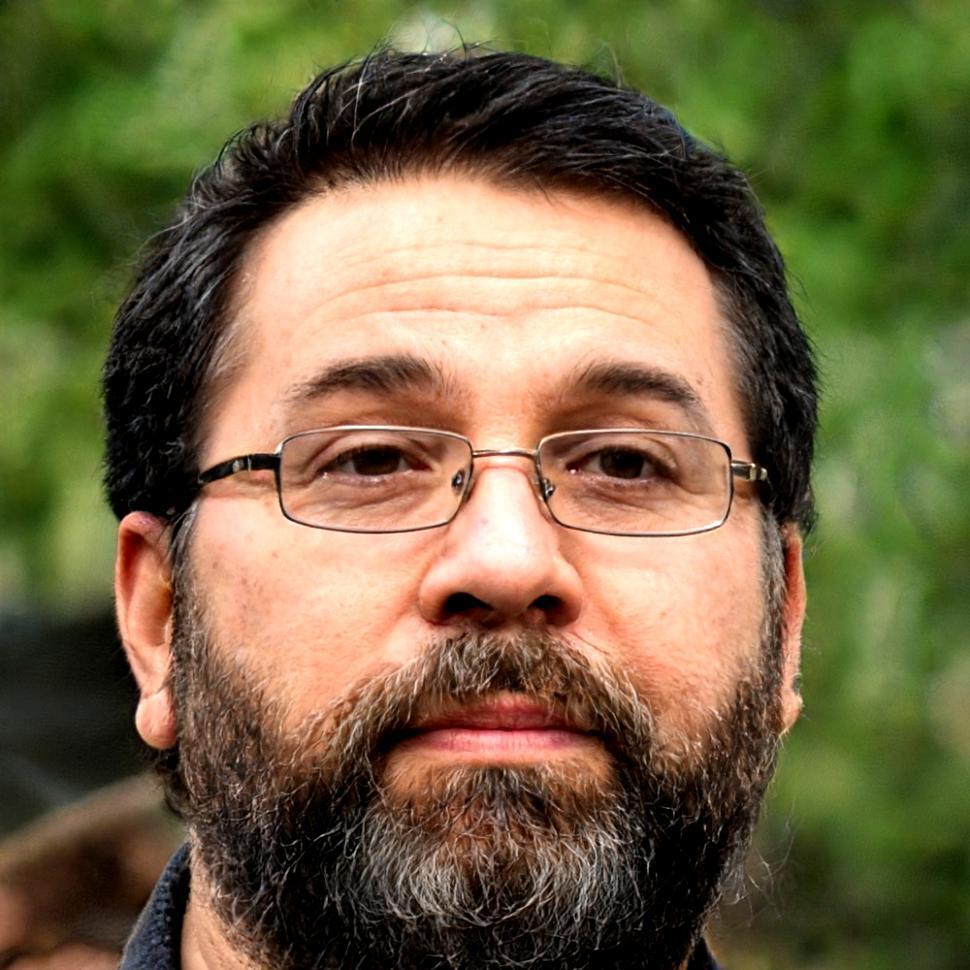 Carlos Mendoza, analista financiero senior especializado en modelos de valoración